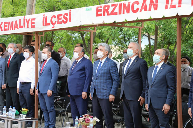 HÂLÂ YANIYOR HÂLÂ KANIYOR