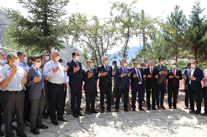 HÂLÂ YANIYOR HÂLÂ KANIYOR