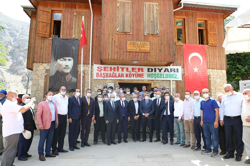 HÂLÂ YANIYOR HÂLÂ KANIYOR