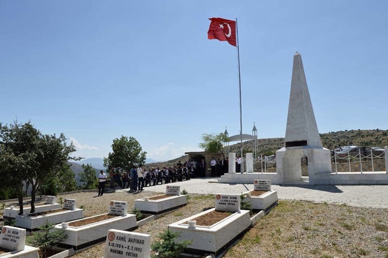 HÂLÂ YANIYOR HÂLÂ KANIYOR