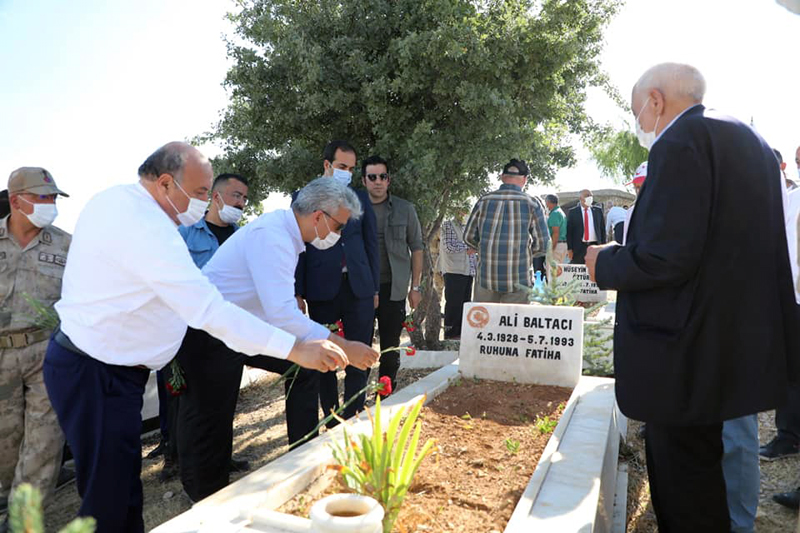 HÂLÂ YANIYOR HÂLÂ KANIYOR