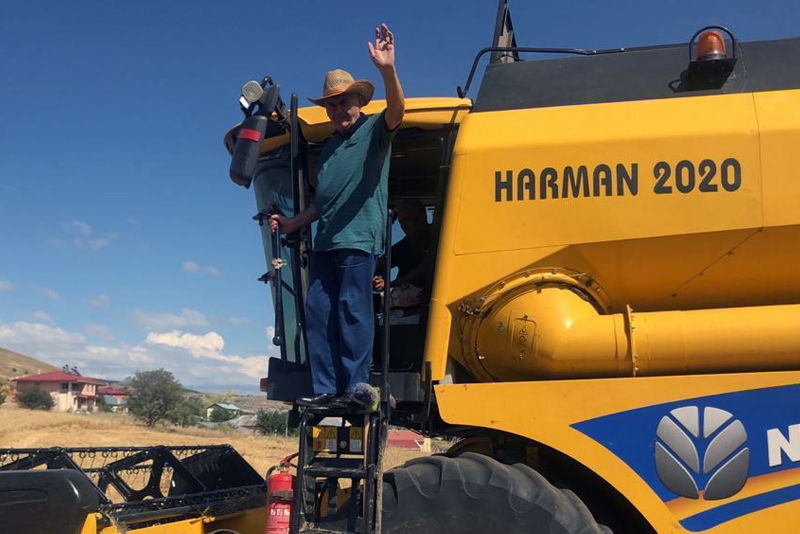 Binali Yıldırım biçerdöverle hasat yaptı