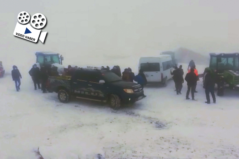 Cenaze taşıyan araç karda mahsur kaldı