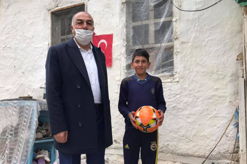 Başkan Aslan çocukları unutmadı
