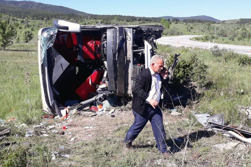 Devrilen yolcu otobüsünde can pazarı