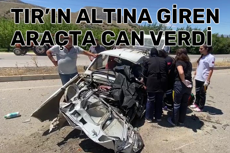 TIR'ın altına giren araçta can verdi